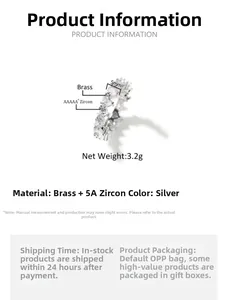 Détails macro de zircons 5A en forme de cœur sertis sur un anneau en laiton poli