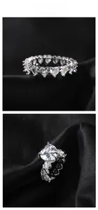 Vue macro d'une bague avec zircons en cœur et serti pavé sur soie noire