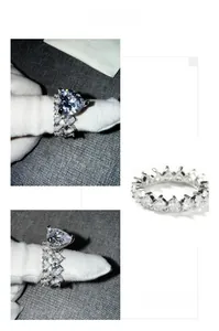 Vue macro d'un ensemble de bagues en argent avec zircon en cœur et cristaux sertis