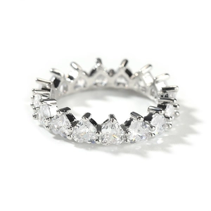Bague éternité élégante en argent pour femme avec zircons taillés en forme de cœur étincelant