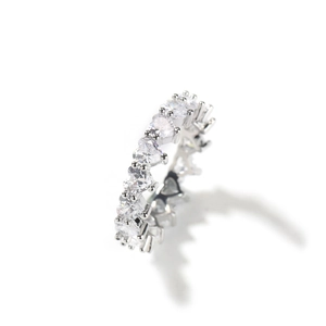 Détail macro d'une bague d'éternité en argent avec des oxydes de zirconium en cœur