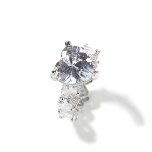 Bague en diamant étincelante en forme de cœur avec pavage sur anneau argenté