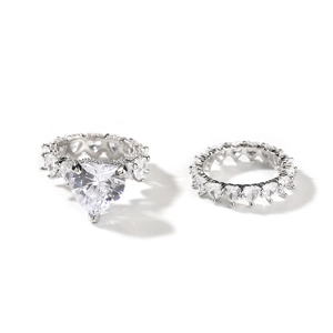 Vue macro détaillée d'un ensemble de bagues de mariage avec zircons en forme de cœur