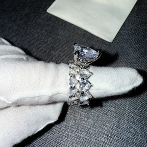 Vue détaillée d'un ensemble de bagues avec diamant poire et anneau en cœur en argent