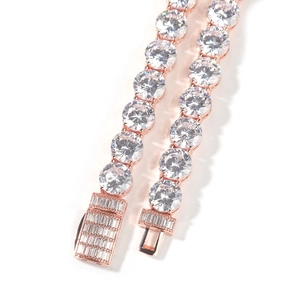 Makroaufnahme der 10mm Roségold-Tenniskette mit Zirkonia und eisgekühlter Schließe