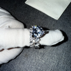 Détail d'une bague coeur en argent avec cristal géant et sertissage de diamants pavé