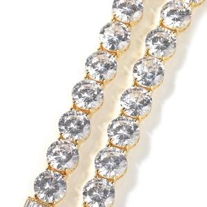 Makroaufnahme einer 10mm goldenen Tenniskette mit rundem Zirkonia in Krallenfassung