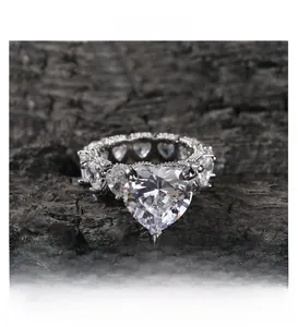 Vue rapprochée d'une bague coeur en zircon avec métal argenté sur pierre texturée
