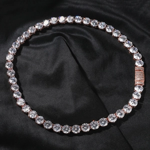 Nahaufnahme einer 10mm Tennis-Halskette mit runden Zirkonia auf roségoldener Basis