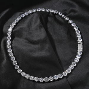 Detailaufnahme der 10mm Zirkon Tennis-Halskette mit rechteckigem Verschluss auf Seide