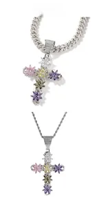 Detail von buntem Blumen-Kreuzanhänger mit Panzer- und Seilkette in Silberoptik