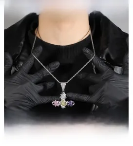 Hip-Hop Kreuzanhänger mit bunten Zirkoniasteinen an einer silbernen Kordelkette Collier