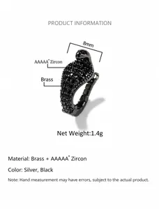 Dettaglio dell'orecchino cobra in ottone con placcatura nera e pietre di zircone AAAAA+