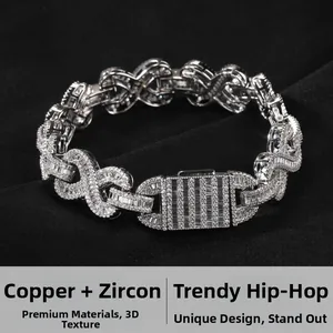 Detail eines silberfarbenen Hip-Hop-Armbands mit unendlichen Gliedern aus Kupfer und Zirkonia