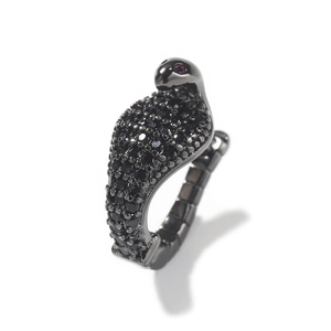 Dettagli dell'anello a forma di serpente con pavé di pietre nere e occhi in cristallo rosso