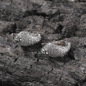 Macro di orecchini a serpente in argento con zirconi bianchi e occhi in gemma verde