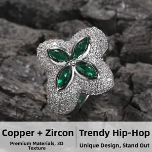 Makroaufnahme des Kleeblatt-Rings mit grünen Zirkonia und Mikro-Pave-Fassung in Silber