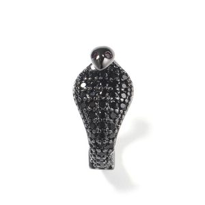 Dettaglio macro di anello a cobra con pavé di pietre nere e occhi in gemme viola