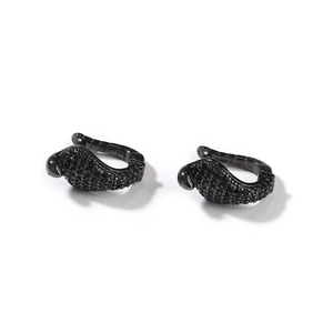 Dettaglio degli orecchini a serpente nero con micro-zirconi incastonati e stile gotico