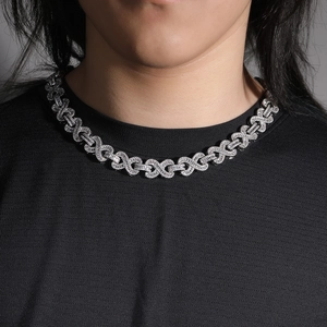 Nahaufnahme der 14mm Infinity-Gliederkette mit Diamantbesatz für Herren in Silber