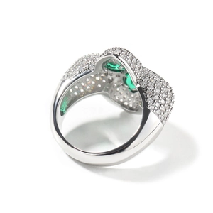 Silberner Kleeblatt-Zirkonia-Ring mit Mikropavé-Steinen und grünem Smaragd in der Mitte