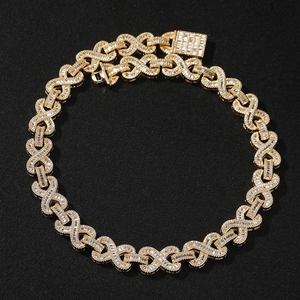 Detailansicht der vergoldeten Infinity-Gliederkette mit Zirkonia-Steinen im Hip-Hop-Stil
