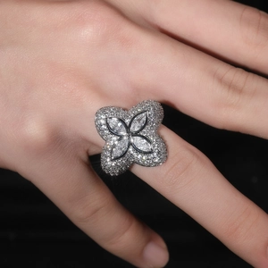 Makro-Detail eines silbernen Kleeblatt-Rings mit Zirkonia-Steinen im Marquise-Schliff
