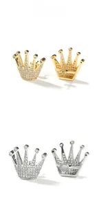Vue détaillée des boucles d'oreilles couronne en finitions or et argent avec pavé de zircons