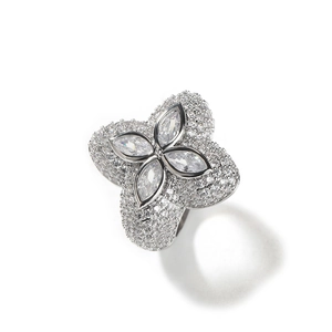 Makroaufnahme vom Kleeblattring aus Silber mit Marquise-Steinen und Pavé-Diamanten