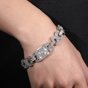 Makroaufnahme einer luxuriösen Infinity-Halskette mit weißen Zirkonia an einem Modell