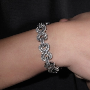 Detaillierte Nahaufnahme der Iced-Out Infinity Gliederkette mit weißen Steinen am Hals