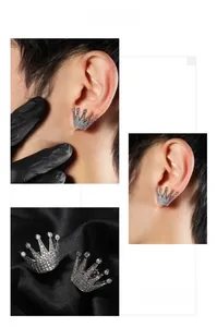 Vue macro de boucles d'oreilles couronne argentées avec pierres de zircone cubique