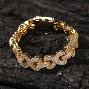 Makroaufnahme von Gold Hip-Hop Armband mit Zirkonia auf schwarzem Holzhintergrund