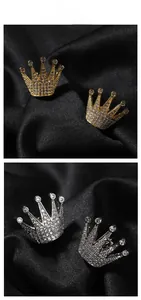 Vue détaillée des boucles d'oreilles couronne hip hop en or et argent avec zircons incrustés