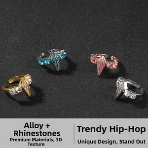 Detailansicht von vier Hip-Hop-Legierungsringen mit Strasssteinen in Gold und Silber