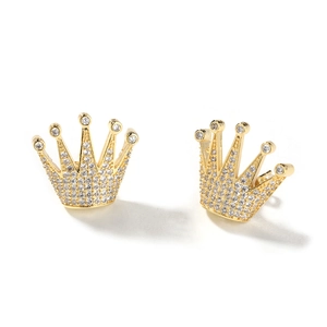 Gros plan de boucles d'oreilles couronne dorées avec cristaux brillants style hip-hop homme
