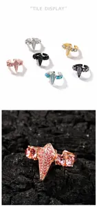 Makroaufnahme eines Punk-Rings in Drachenform mit Pavé-Diamanten und verstellbarem Band