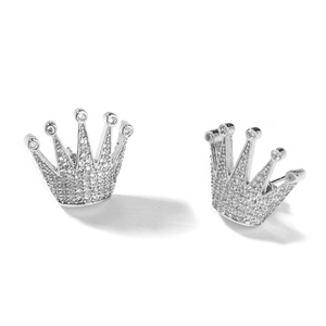 Vue latérale macro de boucles d'oreilles couronne en argent et zircons blancs