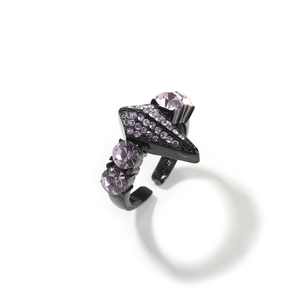 Detailansicht eines verstellbaren schwarzen Rings mit lila Kristallen und Diamanten