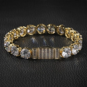 Dettaglio macro del bracciale tennis in oro 10mm con grandi zirconi e chiusura di lusso