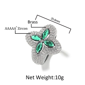 Luxuriöser Kleeblatt Ring aus Messing mit grünen Zirkonia und weißen Pflastersteinen