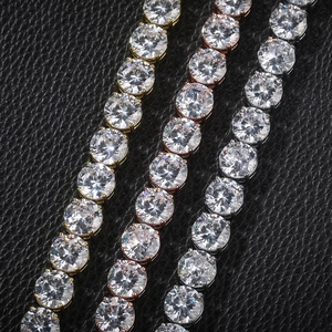 Dettaglio di bracciali tennis 10mm in oro, oro rosa e argento con zirconi cubici