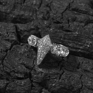 Nahaufnahme von silbernem Hip-Hop-Pantherring mit Diamanten auf Holzkohle