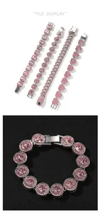 Detailaufnahme von vier verschiedenen Armbändern aus Silberlegierung mit rosa Kristallen