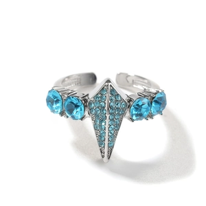Makroaufnahme des silbernen Panther-Rings im Hip-Hop-Stil mit hellblauen Kristallen besetzt