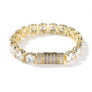 Dettaglio del bracciale tennis dorato 10mm con chiusura rettangolare ricoperta di zirconi
