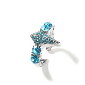 Detailaufnahme des Panther-Rings aus Silberlegierung mit funkelnden blauen Strasssteinen