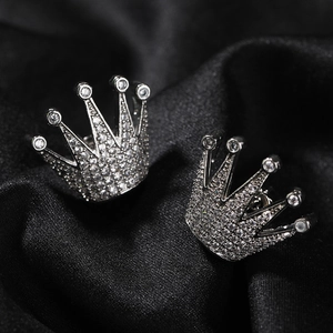 Boucles d'oreilles couronne pour homme avec zircons micro-pave et finition argentée