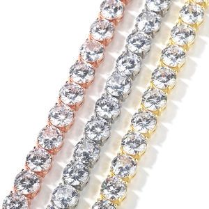 Dettaglio di tre bracciali tennis da 10mm con grandi pietre di zircone scintillanti