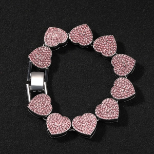 Detailaufnahme der rosa Herz-Kristallglieder und des Silberverschlusses am Armband